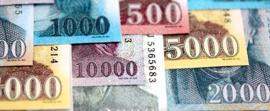 Macar Forints para birimi faturaları büyük miktarda. Yığınla HUF para birimi banknotu ve farklı değerler yakın çekim