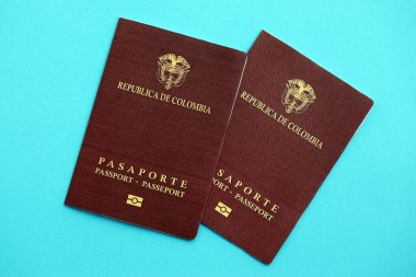Açık mavi masa arka planında iki Kolombiya pasaportu. Kolombiya Cumhuriyeti vatandaşlığı kavramı