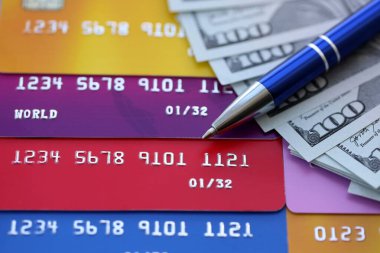 Kredi kartları ve tükenmez kalemle Amerikan doları banknotları. Amerika Birleşik Devletleri 'nde iş, mali işlemler ve muhasebe