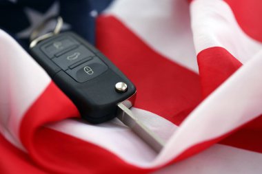 Birleşik Devletler bayrağında uzaktan kumandalı ateşleme anahtarları. Amerika 'da araba kullanma kavramı. Araç sahipliği
