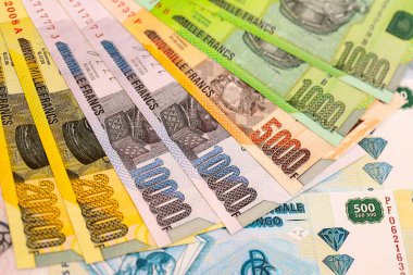 Kongo frangı faturaları büyük miktarda masaya yakın. Demokratik Kongo Cumhuriyeti 'nde zengin yaşam konsepti. İş ve ekonomi