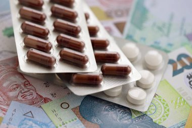 Nijerya naira para birimi faturaları ve ilaç hapları yakında. İlaç ve eczane kavramı