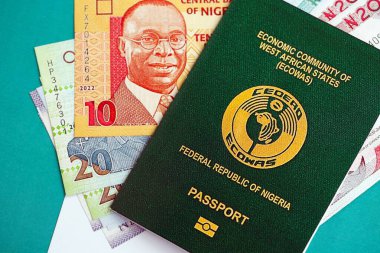 Nijerya nairası para ve pasaport banknotları bayrağın üzerinde. Seyahat ve tatil kavramı