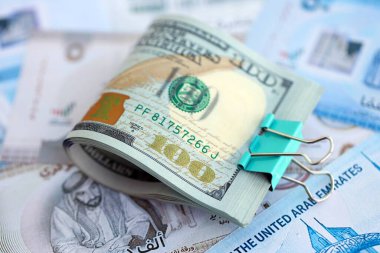 Birleşik Arap Emirlikleri kara para birimi faturaları ve biz dolar banknotları yakın yakın. Ekonomi ve döviz kuru kavramı