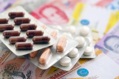 Filipinler para birimi faturaları ve ilaç hapları kapanıyor. İlaç ve eczane kavramı