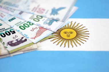 Arjantin pezosu büyük miktarda Arjantin bayrağına yakın duruyor. Finans ve bankacılık kavramı