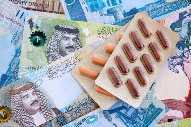 Bahreyn dinar para birimi faturaları ve ilaç hapları yakında. İlaç ve eczane kavramı