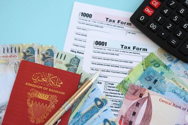 Bahreyn dinar para faturaları ve mavi üzerine yakın vergi formlu hesap makinesi. Vergi ve muhasebe kavramı