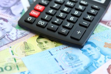 Tayland baht para birimi faturaları ve hesap makinesi kapanıyor. Vergilendirme ve para sayımı kavramı