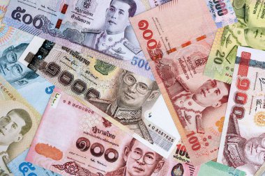 Tayland baht para birimi. Mevcut banknotlar masanın üzerinde büyük miktarda yatıyor.