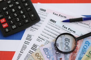 Tayland baht para faturaları ve vergi formlu hesap makinesi. Vergi ve muhasebe kavramı