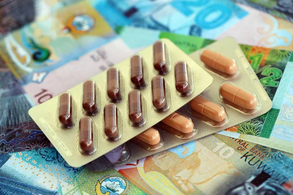 Kuveyt para birimi faturaları ve ilaç hapları yakında. İlaç ve eczane kavramı