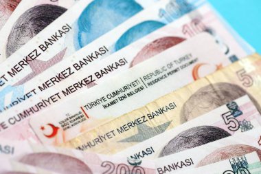 Türkiye 'de oturma izni belgesi ve Türk lirası banknotlar. Türkiye 'de daimi oturma kartı