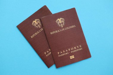 Açık mavi masa arka planında iki Kolombiya pasaportu. Kolombiya Cumhuriyeti vatandaşlığı kavramı