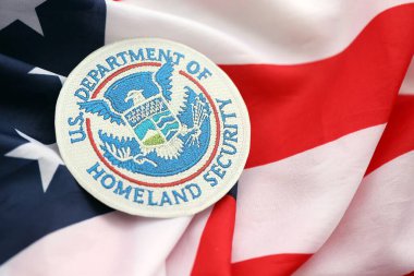 KYIV, UKRAINE - 7 Ekim 2025 ABD İç Güvenlik Bakanlığı ABD bayrağını kapatın