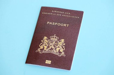 Açık mavi kağıtta Hollanda pasaportu, yakın plan. Avrupa 'da vatandaşlık ve seyahat kavramı