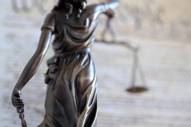 ABD Anayasası 'nın arka planındaki Bayan Adalet Heykeli' ni kapatın. Amerika Birleşik Devletleri 'nde dava ve ceza