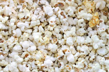 Peynirli tuzlanmış patlamış mısır. Kırsal bir masada ev yapımı lezzetli patlamış mısır yığını.