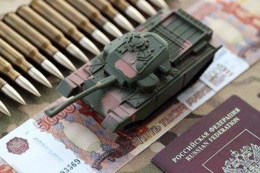 Rus rublesi, para ve tank kamuflaj kumaşı. Rus ordu fonları ve ağır silah ya da makineler kavramı