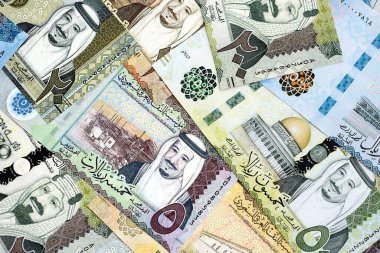 Suudi Arabistan riyal para banknotları yakın masa üzerinde büyük bir yığın yatıyor. Suudi Arabistan 'da mali ve iş kavramı