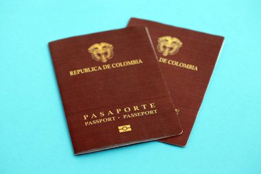 Açık mavi masa arka planında iki Kolombiya pasaportu. Kolombiya Cumhuriyeti vatandaşlığı kavramı