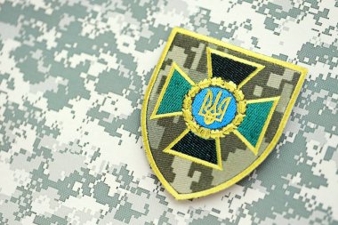 KYIV, UKRAINE - 7 Ekim 2025 Ukrayna Devlet Sınır Koruma Servisi Piksel kamuflaj kumaşı üzerine