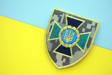 KYIV, UKRAINE - 7 Ekim 2025 Ukrayna Devlet Sınır Koruma Servisi Ukrayna bayrağına yakın kağıt üzerinde