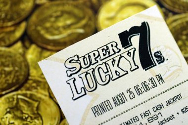 KYIV, UKRAINE - 22 Ekim 2025 Süper Şanslı 7 bilet Altın sikkelerin üzerinde yatıyor