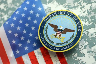 KYIV, UKRAINE - 17 Eylül 2025 ABD Savaş Bakanlığı rozeti ve ABD ordusunun kamuflajına yakın çekim