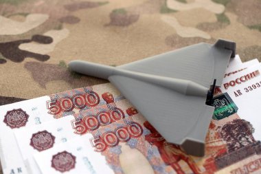 Rus parasıyla kurşunlar ve çoklu kamuflaj kumaşında kamikaze dronu. Rus ordusu fonları ve Ukrayna işgali kavramı