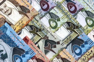 Suudi Arabistan riyal para banknotları yakın masa üzerinde büyük bir yığın yatıyor. Suudi Arabistan 'da mali ve iş kavramı