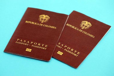 Açık mavi masa arka planında iki Kolombiya pasaportu. Kolombiya Cumhuriyeti vatandaşlığı kavramı