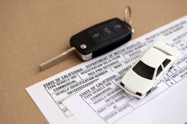 KYIV, UKRAINE - 1 Ekim 2025 Uzaktan kumandalı araç anahtarlarıyla onaylı kayıt kartı