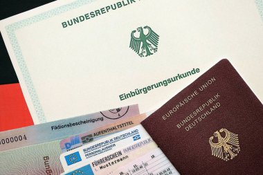 Alman pasaportu ve resmi vatandaşlık belgesinde bir kimlik kartı. Alman vatandaşlığının başarıyla kazanılması için sembolik yakın plan