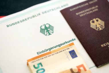 Resmi vatandaşlık belgesinde Alman pasaportu var. Alman vatandaşlığının başarıyla kazanılması için sembolik yakın plan