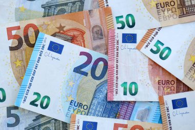 Avro para banknotları yakın planda büyük miktarlarda. Pürüzsüz yüzeyde büyük miktarda Avrupa Birliği para birimi var. İş ve zengin yaşam konsepti