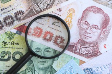 Tayland baht para birimi faturaları ve büyüteç yakın çekim. Finansal izleme ve vergilendirme kavramı