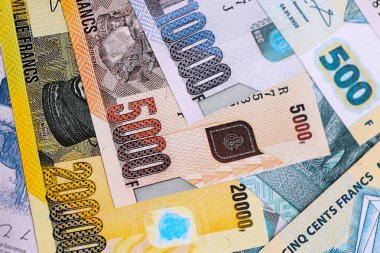 Kongo frangı faturaları büyük miktarda masaya yakın. Demokratik Kongo Cumhuriyeti 'nde zengin yaşam konsepti. İş ve ekonomi