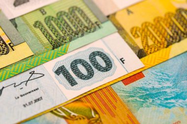 Kongo frangı faturaları büyük miktarda masaya yakın. Demokratik Kongo Cumhuriyeti 'nde zengin yaşam konsepti. İş ve ekonomi