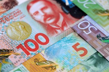 Yeni Zelanda para banknotları yakın planda büyük miktarda. Yeni Zelanda 'da zengin yaşam konsepti. İş ve ekonomi