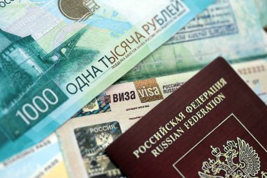 Pasaport sayfasında Rusya Federasyonu vizesinin bir parçası ve Rus parası yakın planda. Rusya 'da seyahat ve turizm kavramı