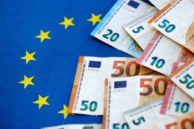 Avrupa Birliği bayrağına bir sürü euro banknotları. Avrupa 'da iş ve finans kavramı