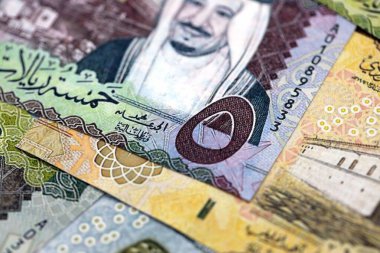 Suudi Arabistan riyal para banknotları yakın masa üzerinde büyük bir yığın yatıyor. Suudi Arabistan 'da mali ve iş kavramı