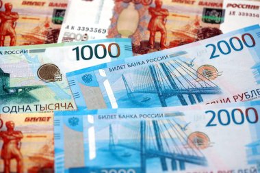 Rus rublesi para banknotları masanın üzerinde büyük bir yığın halinde duruyor. Rusya Federasyonu 'nda mali ve iş kavramı