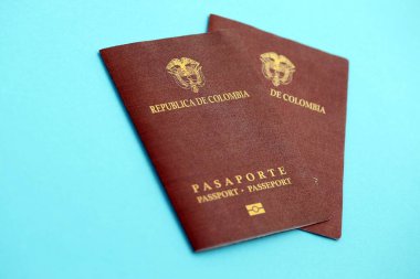 Açık mavi masa arka planında iki Kolombiya pasaportu. Kolombiya Cumhuriyeti vatandaşlığı kavramı