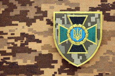 KYIV, UKRAINE - 7 Ekim 2025 Ukrayna Devlet Sınır Koruma Servisi kahverengi kamuflaj kumaşı üzerine