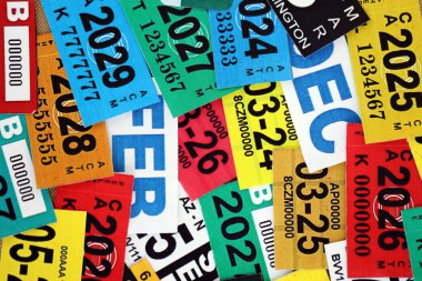 KYIV, UKRAINE - 1 ECTOBER 2025 Birçok ABD araç kayıt etiketleri büyük yığın yakın