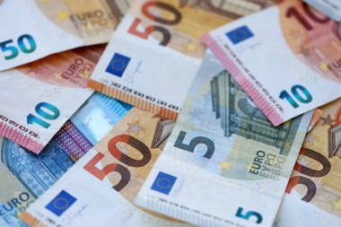 Avro para banknotları yakın planda büyük miktarlarda. Pürüzsüz yüzeyde büyük miktarda Avrupa Birliği para birimi var. İş ve zengin yaşam konsepti