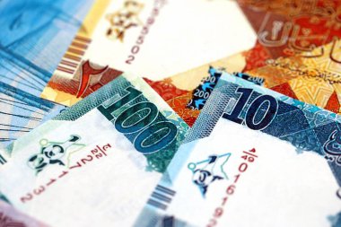 Katarlı riyal para banknotları masanın üzerinde büyük bir yığın halinde duruyor. Katar 'da finans ve iş kavramı