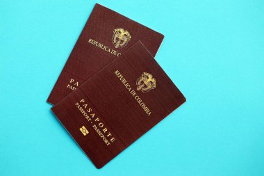 Açık mavi masa arka planında iki Kolombiya pasaportu. Kolombiya Cumhuriyeti vatandaşlığı kavramı